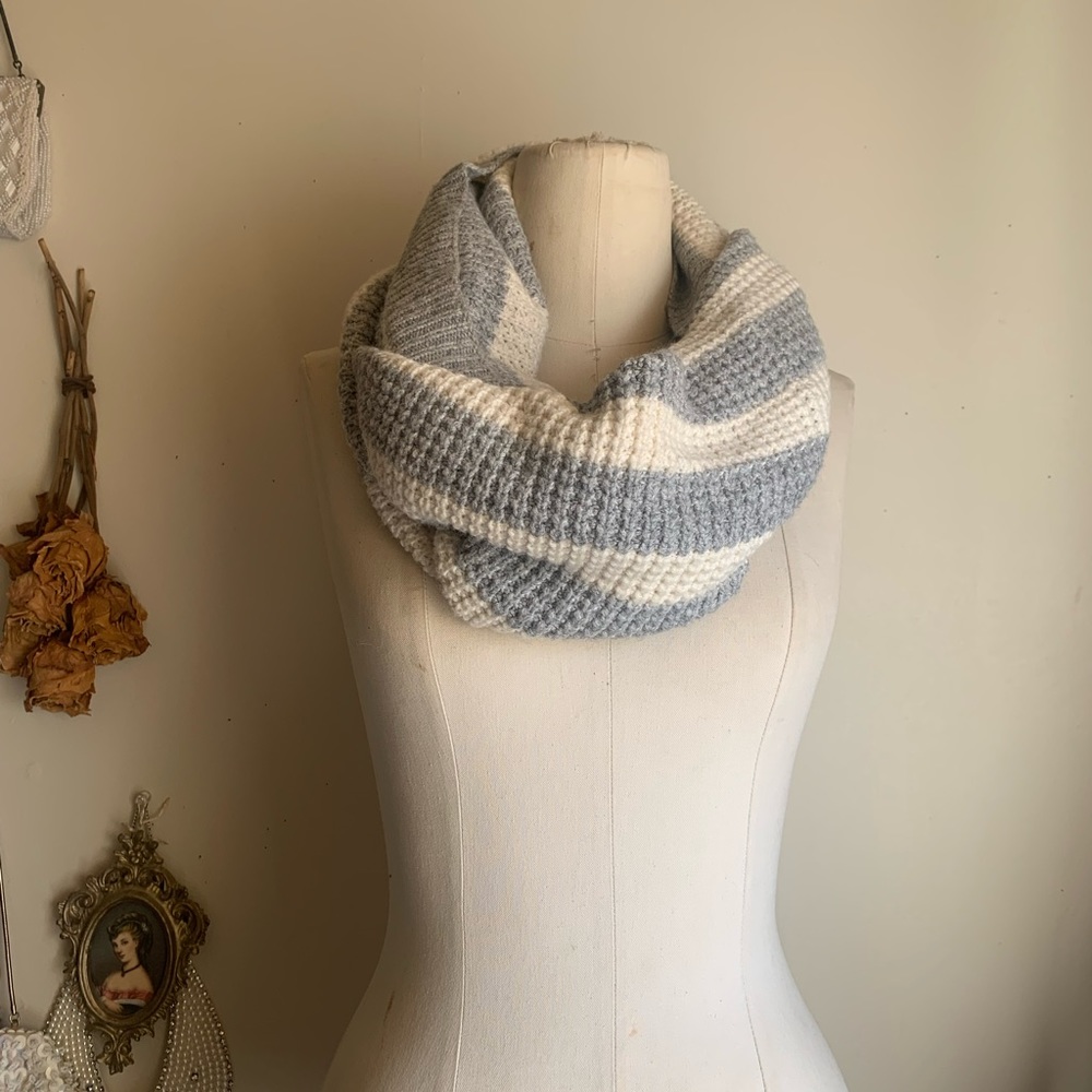 Pretty GAP Grey Off White Stripe Cozy Winter Scarf Snood